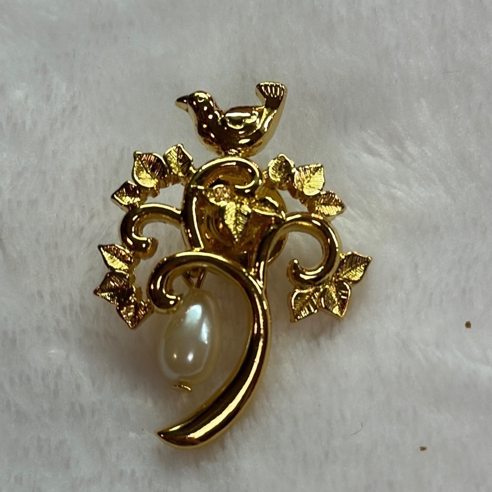 Avon Partridge in a Pear Tree Lapel Pin Gold Oval Pearl Tear Drop Brooch Pin